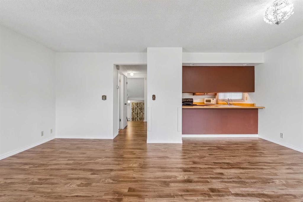 1491 Berkley Drive Nw, Calgary, AB - Indoor Photo Showing Other Room