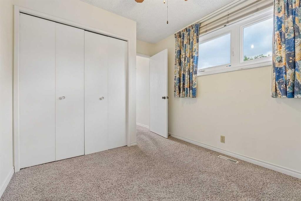 1491 Berkley Drive Nw, Calgary, AB - Indoor Photo Showing Other Room