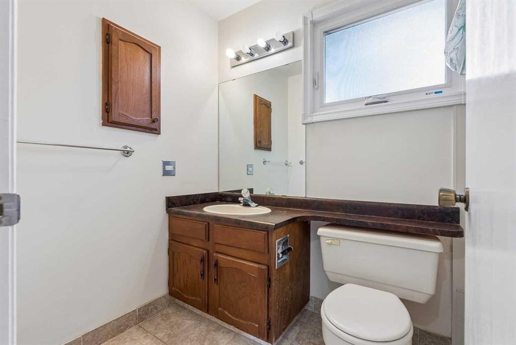 1491 Berkley Drive Nw, Calgary, AB - Indoor Photo Showing Bathroom