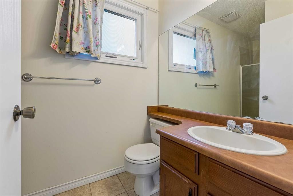 1491 Berkley Drive Nw, Calgary, AB - Indoor Photo Showing Bathroom