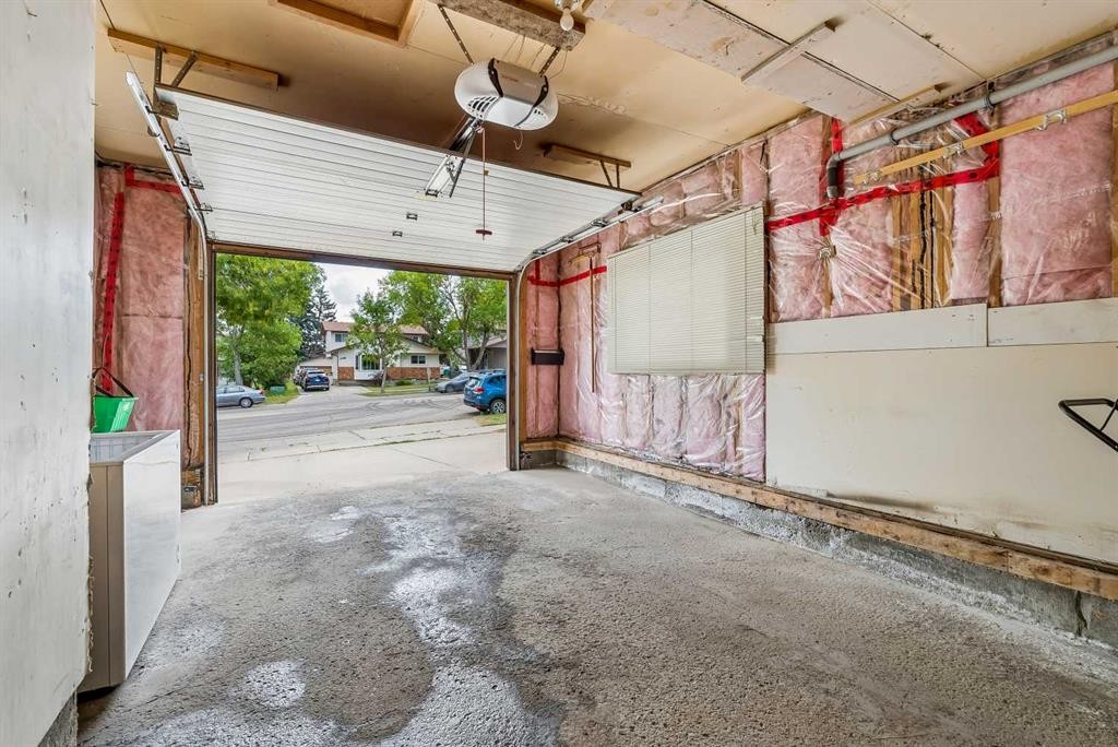 1491 Berkley Drive Nw, Calgary, AB - Indoor Photo Showing Garage