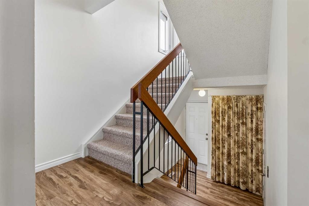 1491 Berkley Drive Nw, Calgary, AB - Indoor Photo Showing Other Room