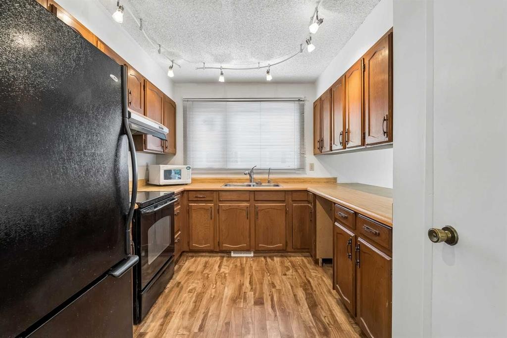 1491 Berkley Drive Nw, Calgary, AB - Indoor Photo Showing Kitchen With Double Sink