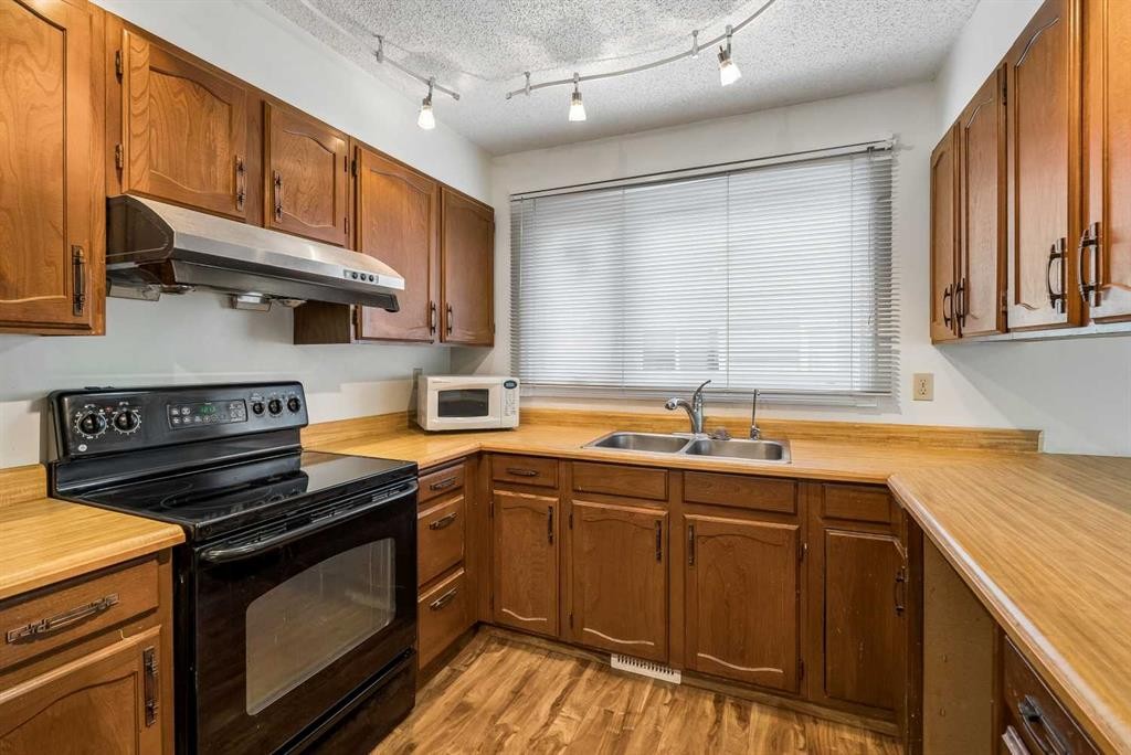 1491 Berkley Drive Nw, Calgary, AB - Indoor Photo Showing Kitchen With Double Sink