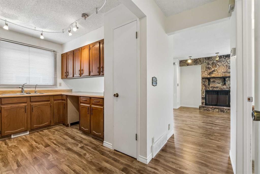 1491 Berkley Drive Nw, Calgary, AB - Indoor Photo Showing Kitchen With Double Sink