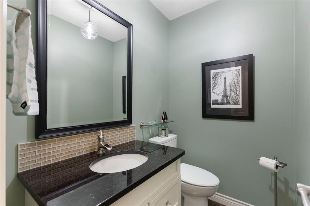 311 Woodhaven Bay Sw, Calgary, AB - Indoor Photo Showing Bathroom