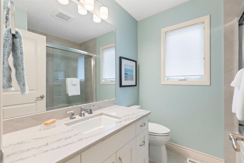 311 Woodhaven Bay Sw, Calgary, AB - Indoor Photo Showing Bathroom