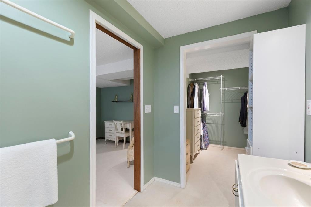 311 Woodhaven Bay Sw, Calgary, AB - Indoor Photo Showing Bathroom