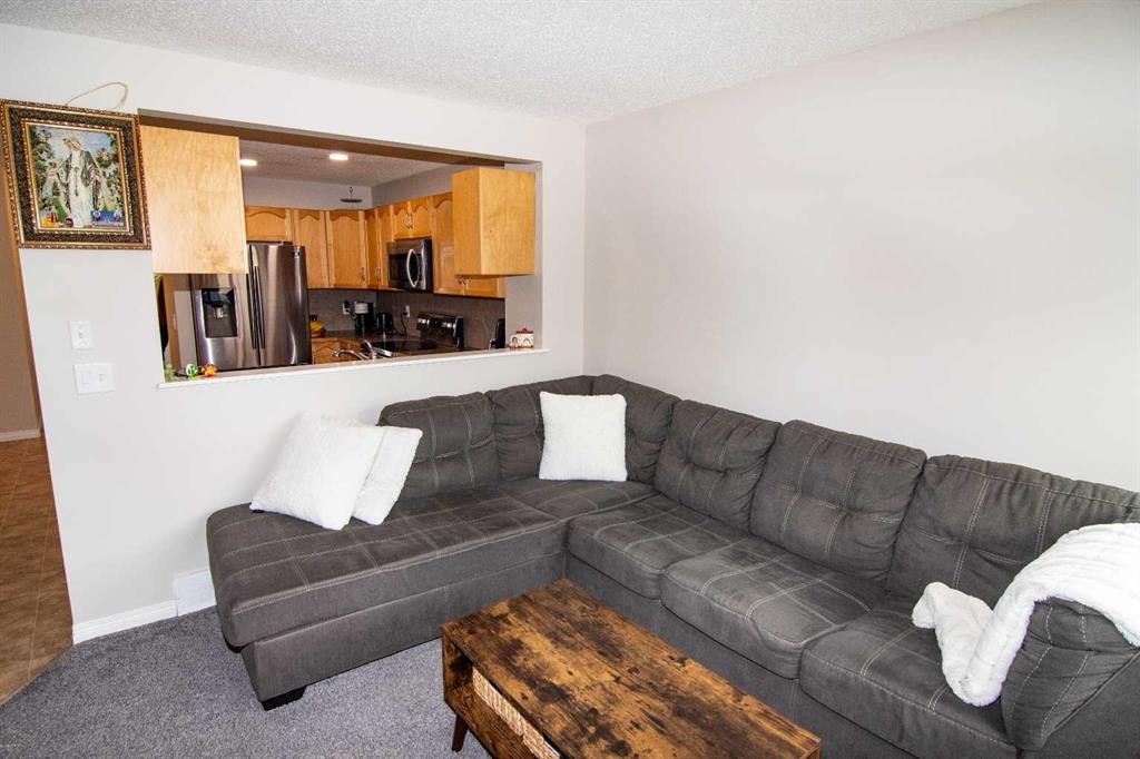 754 Luxstone Gate Sw, Airdrie, AB - Indoor Photo Showing Living Room