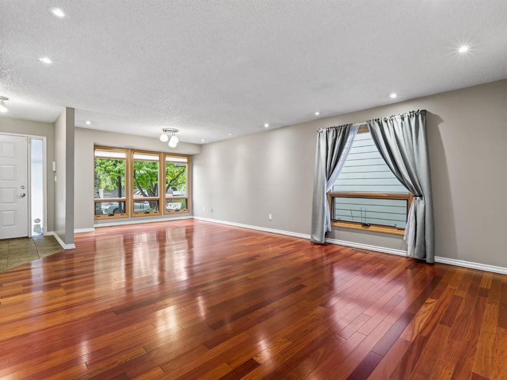 76 Deermoss Crescent Se, Calgary, AB - Indoor Photo Showing Other Room