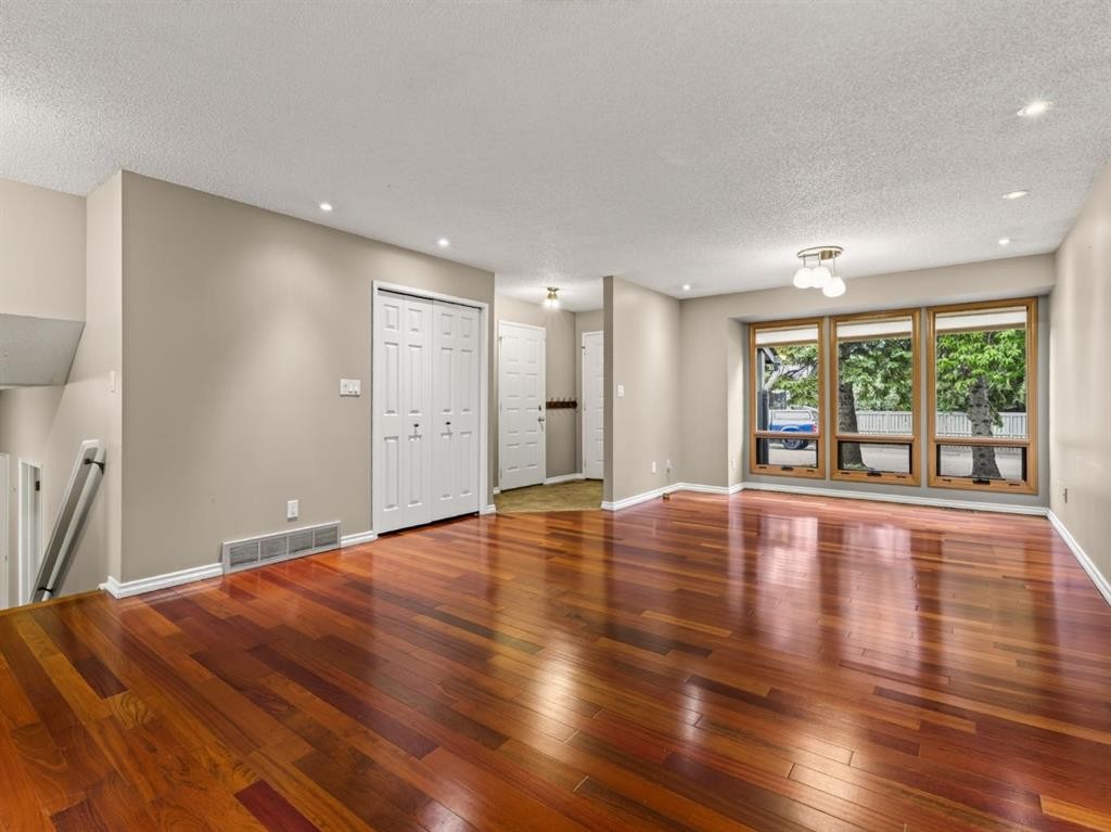 76 Deermoss Crescent Se, Calgary, AB - Indoor Photo Showing Other Room