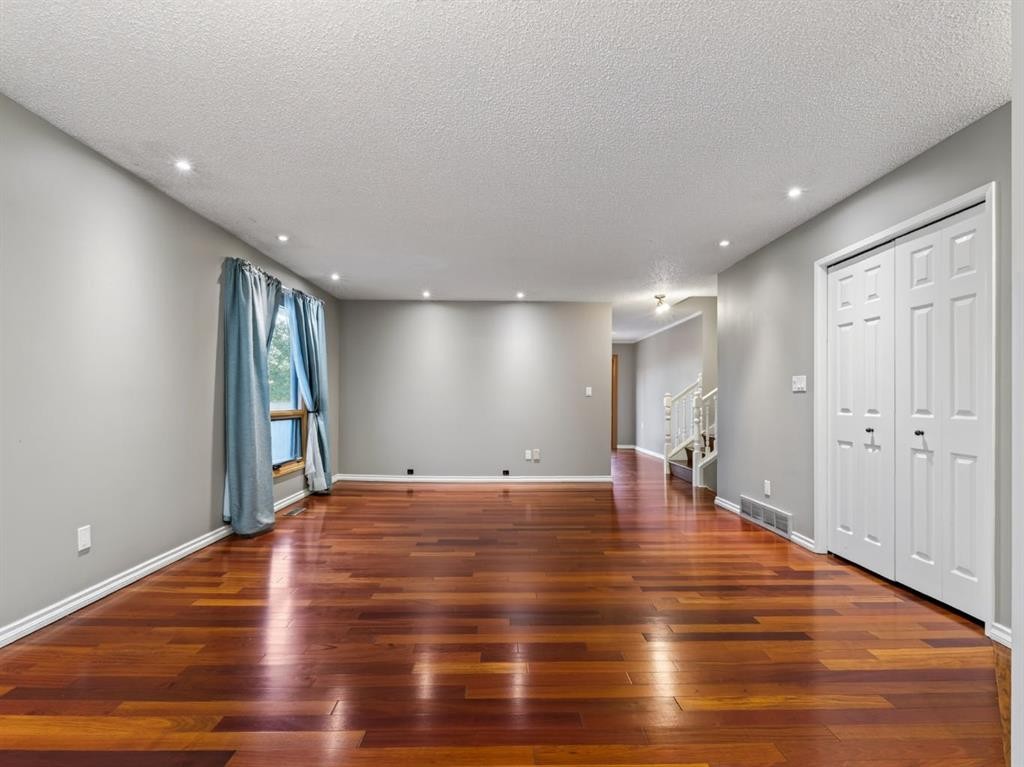 76 Deermoss Crescent Se, Calgary, AB - Indoor Photo Showing Other Room