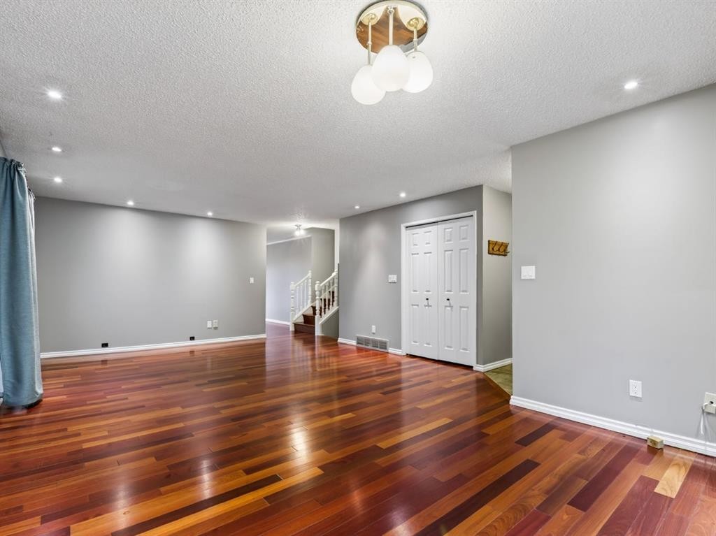 76 Deermoss Crescent Se, Calgary, AB - Indoor Photo Showing Other Room