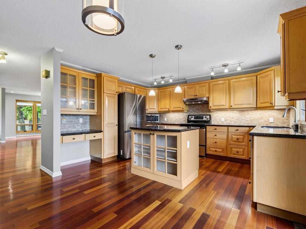 76 Deermoss Crescent Se, Calgary, AB - Indoor Photo Showing Kitchen