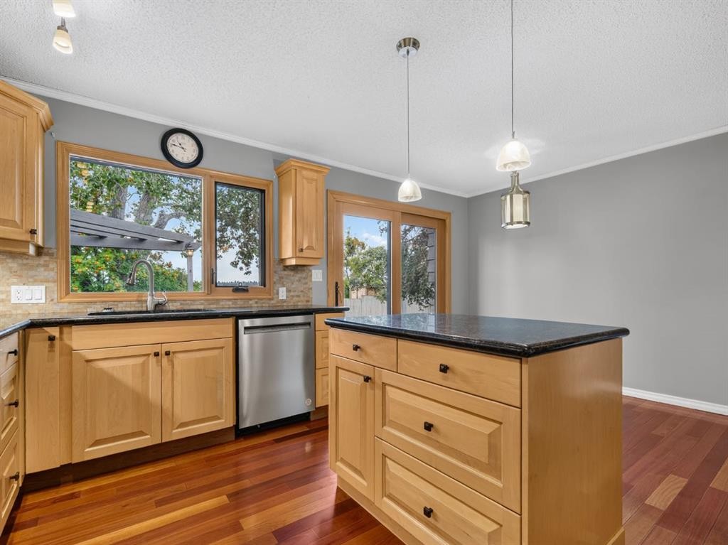 76 Deermoss Crescent Se, Calgary, AB - Indoor Photo Showing Kitchen