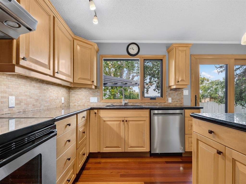 76 Deermoss Crescent Se, Calgary, AB - Indoor Photo Showing Kitchen