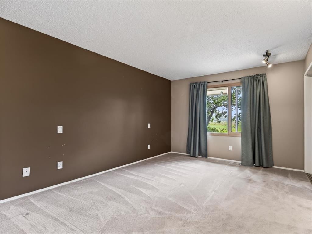 76 Deermoss Crescent Se, Calgary, AB - Indoor Photo Showing Other Room