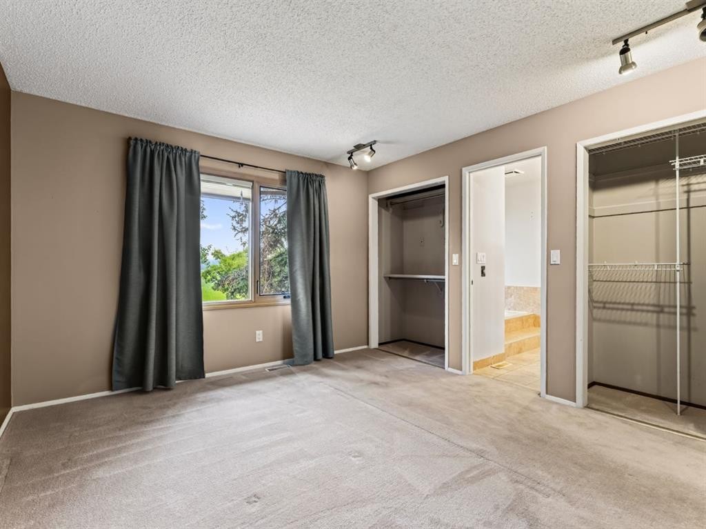 76 Deermoss Crescent Se, Calgary, AB - Indoor Photo Showing Other Room