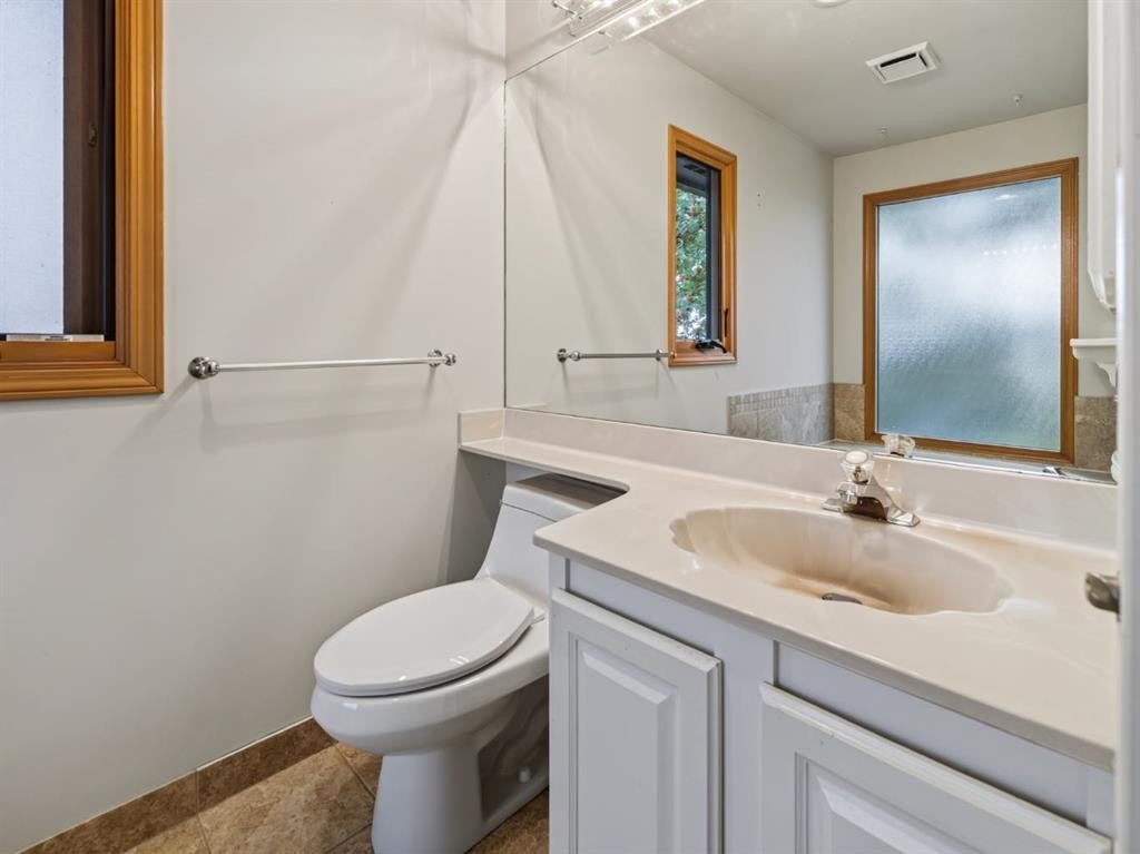 76 Deermoss Crescent Se, Calgary, AB - Indoor Photo Showing Bathroom