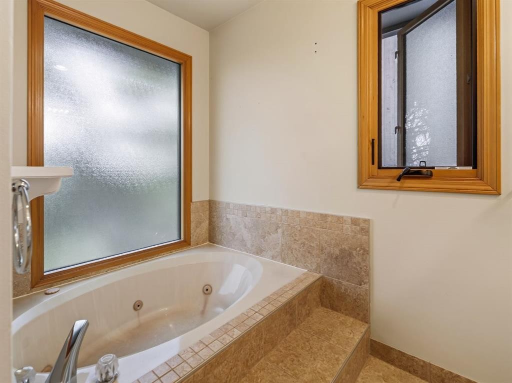 76 Deermoss Crescent Se, Calgary, AB - Indoor Photo Showing Bathroom