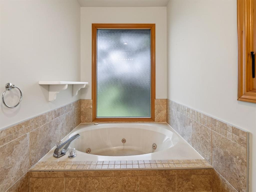 76 Deermoss Crescent Se, Calgary, AB - Indoor Photo Showing Bathroom