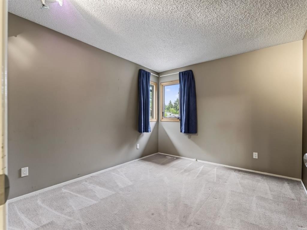 76 Deermoss Crescent Se, Calgary, AB - Indoor Photo Showing Other Room