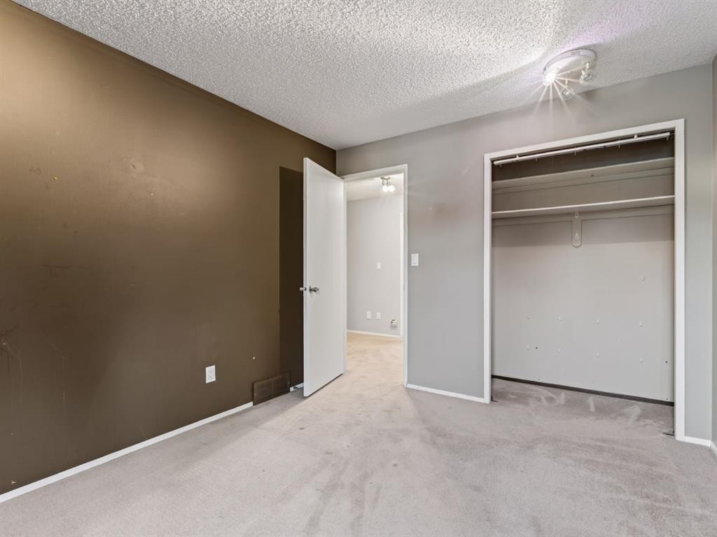 76 Deermoss Crescent Se, Calgary, AB - Indoor Photo Showing Other Room