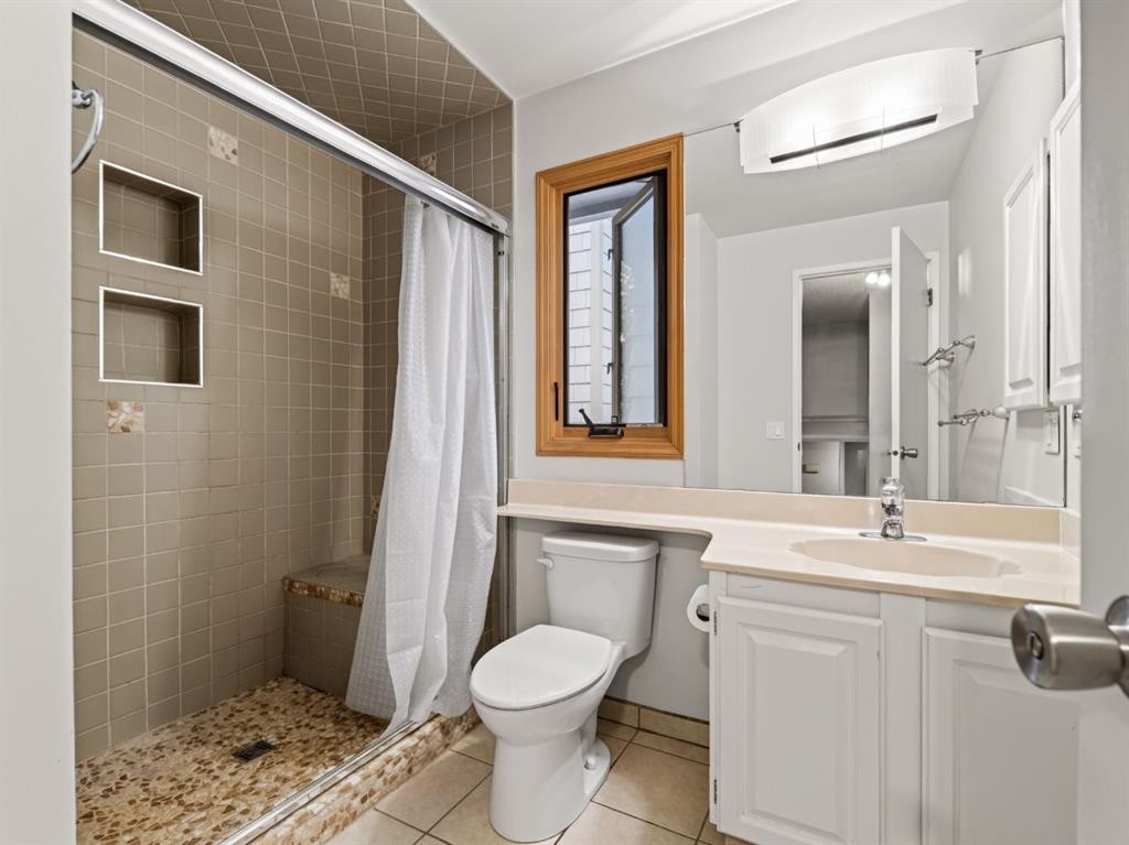 76 Deermoss Crescent Se, Calgary, AB - Indoor Photo Showing Bathroom