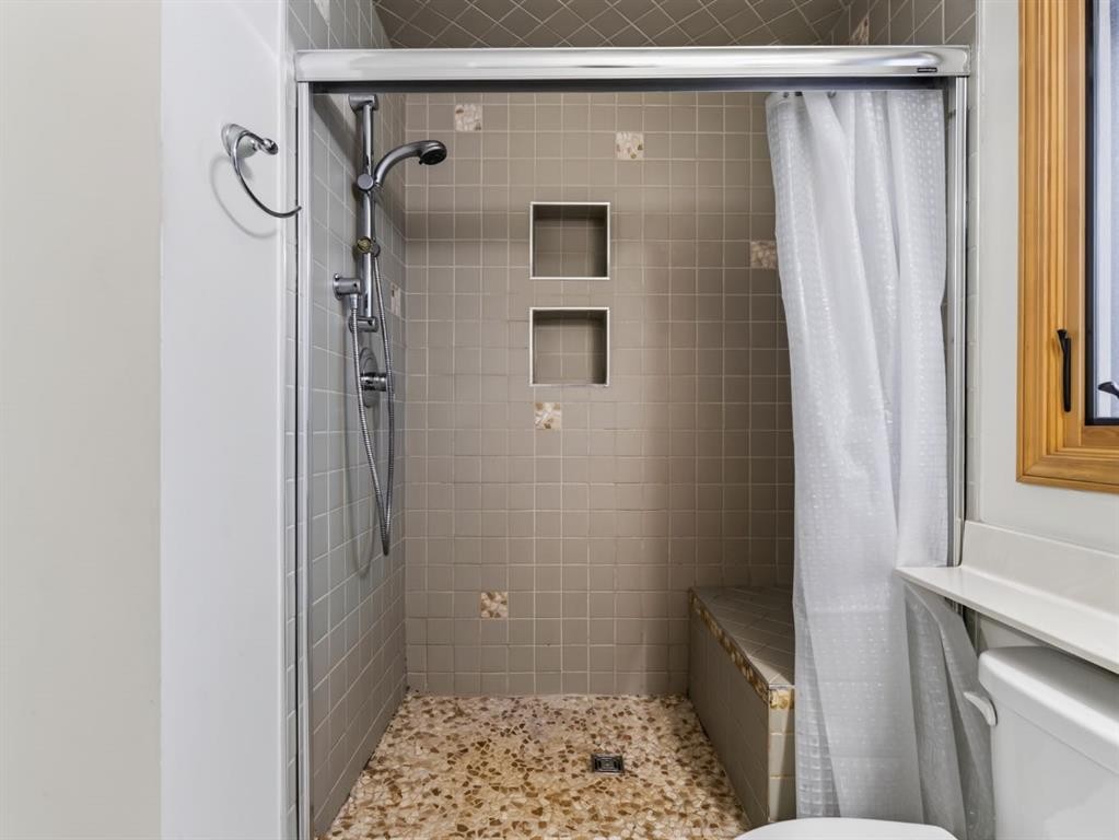 76 Deermoss Crescent Se, Calgary, AB - Indoor Photo Showing Bathroom