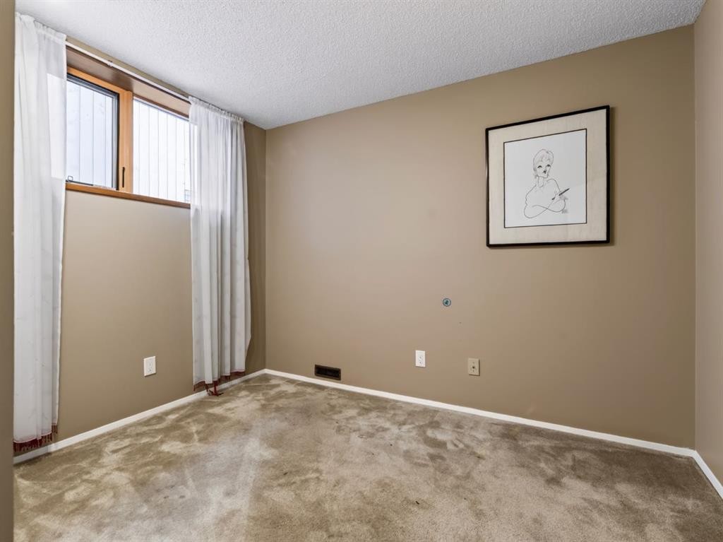 76 Deermoss Crescent Se, Calgary, AB - Indoor Photo Showing Other Room