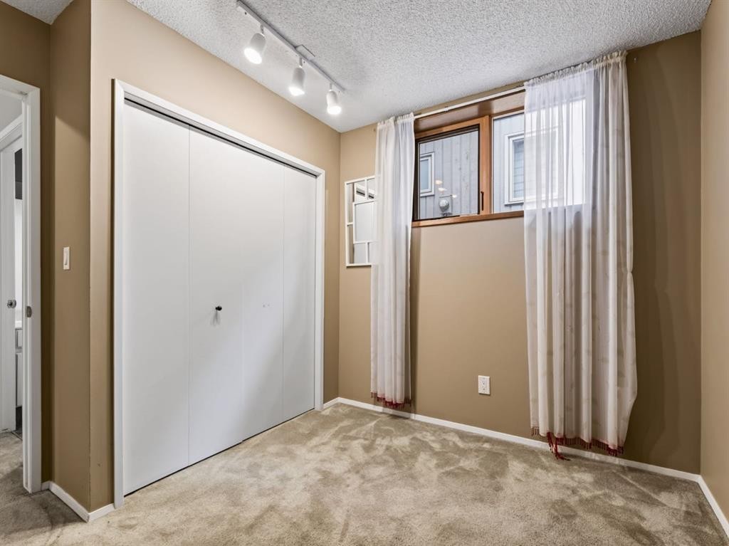 76 Deermoss Crescent Se, Calgary, AB - Indoor Photo Showing Other Room