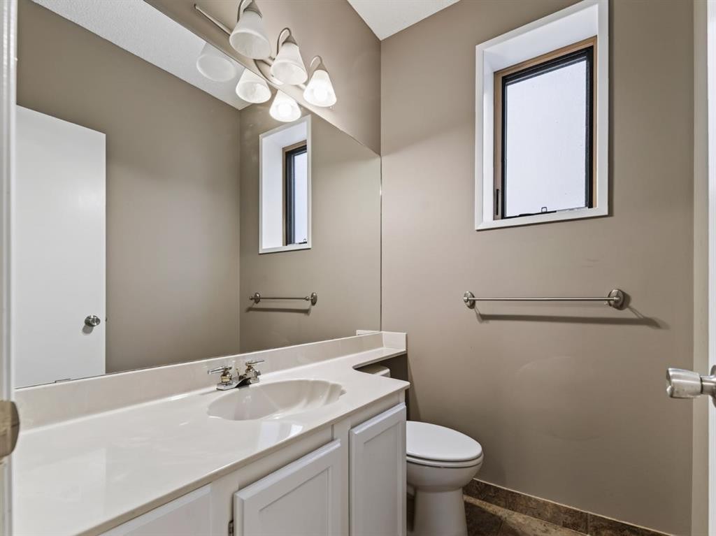 76 Deermoss Crescent Se, Calgary, AB - Indoor Photo Showing Bathroom