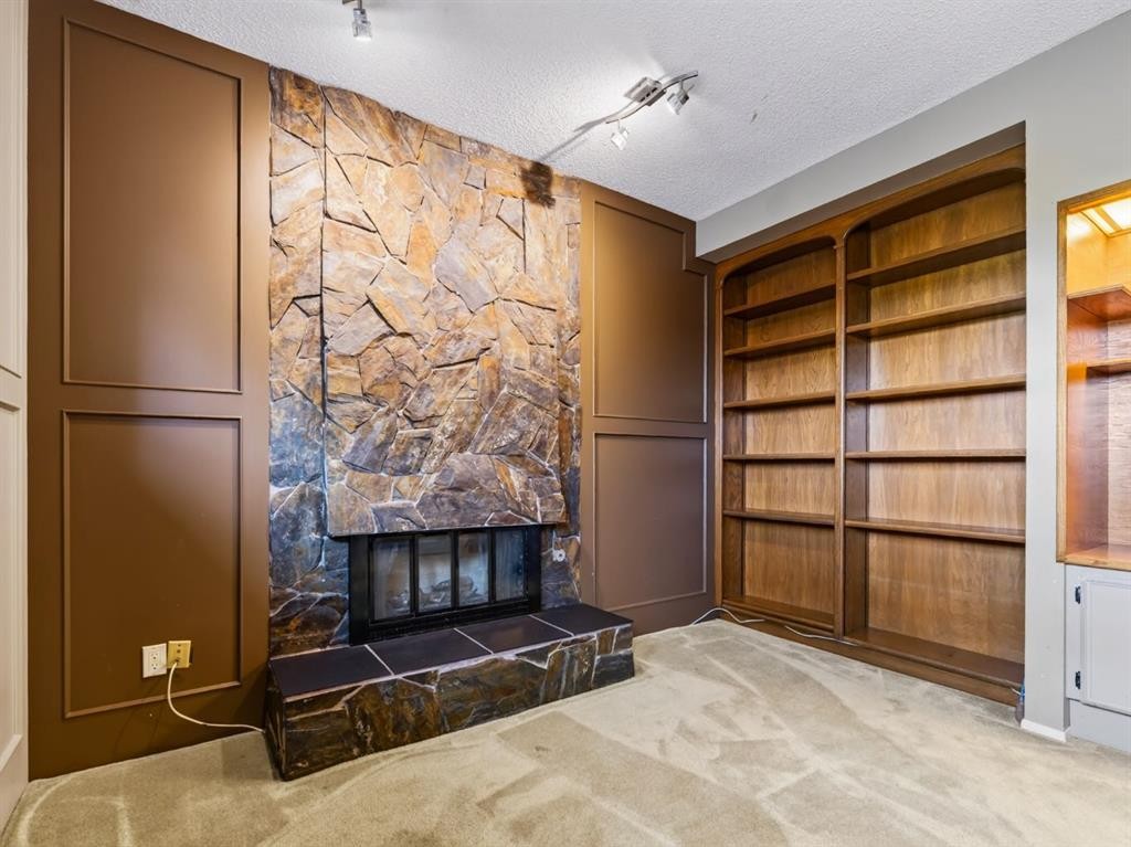 76 Deermoss Crescent Se, Calgary, AB - Indoor Photo Showing Other Room
