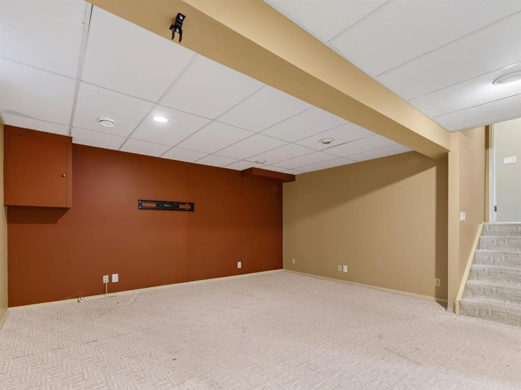 76 Deermoss Crescent Se, Calgary, AB - Indoor