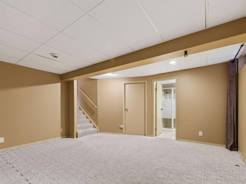 76 Deermoss Crescent Se, Calgary, AB - Indoor Photo Showing Other Room