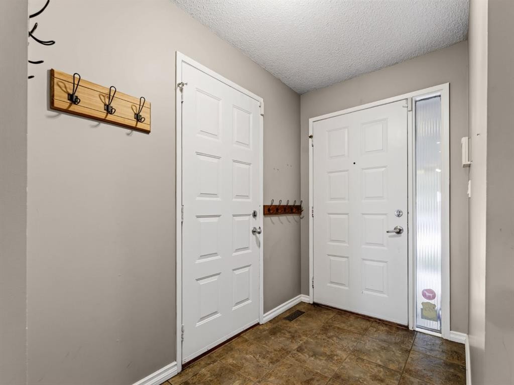76 Deermoss Crescent Se, Calgary, AB - Indoor Photo Showing Other Room