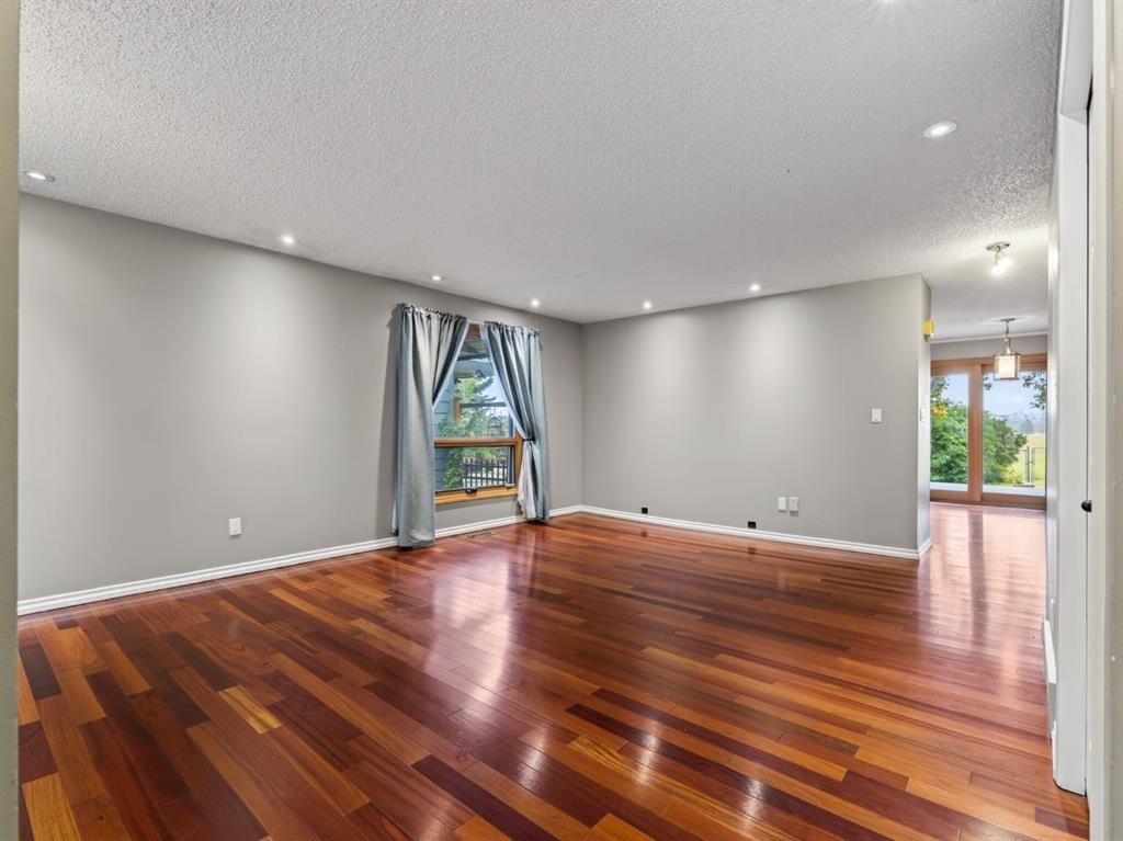 76 Deermoss Crescent Se, Calgary, AB - Indoor Photo Showing Other Room