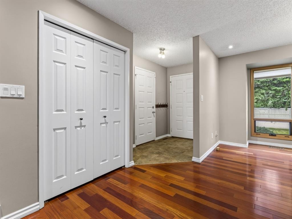 76 Deermoss Crescent Se, Calgary, AB - Indoor