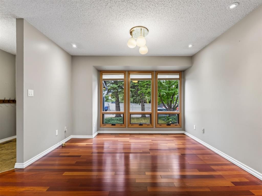 76 Deermoss Crescent Se, Calgary, AB - Indoor Photo Showing Other Room