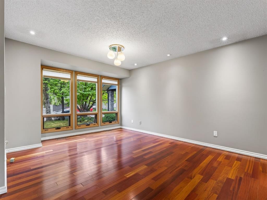 76 Deermoss Crescent Se, Calgary, AB - Indoor Photo Showing Other Room
