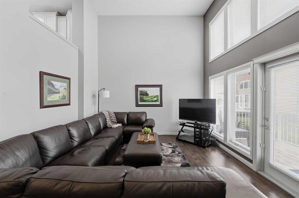 804 Wentworth Villas Sw, Calgary, AB - Indoor Photo Showing Living Room