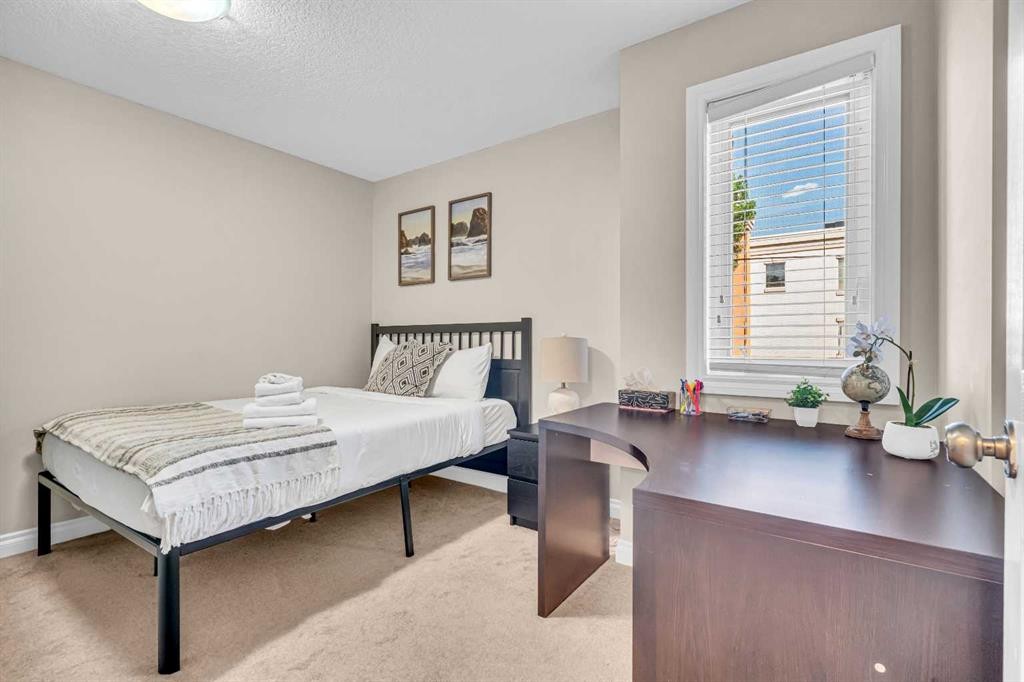2-821 Mcdougall Road Ne, Calgary, AB - Indoor Photo Showing Bedroom