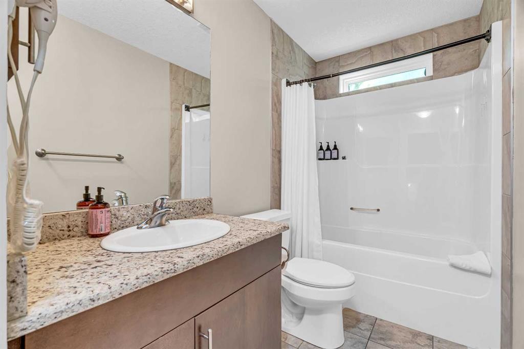 2-821 Mcdougall Road Ne, Calgary, AB - Indoor Photo Showing Bathroom