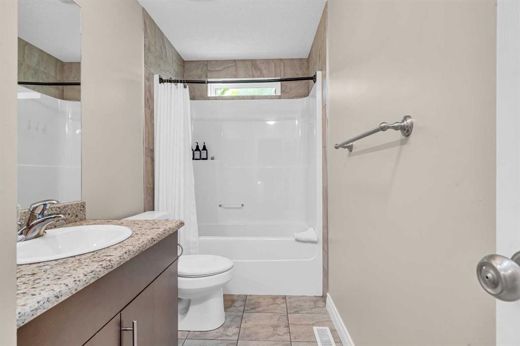 2-821 Mcdougall Road Ne, Calgary, AB - Indoor Photo Showing Bathroom