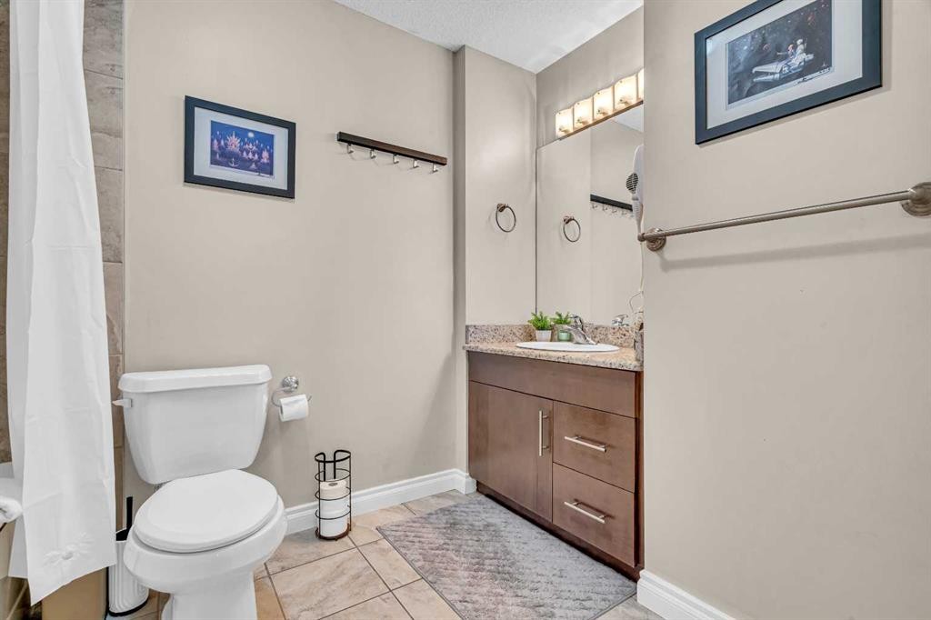 2-821 Mcdougall Road Ne, Calgary, AB - Indoor Photo Showing Bathroom