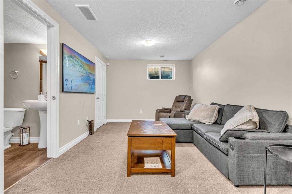 2-821 Mcdougall Road Ne, Calgary, AB - Indoor Photo Showing Living Room