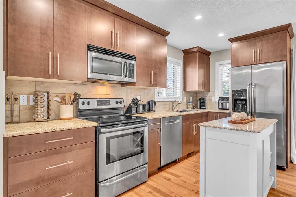 2-821 Mcdougall Road Ne, Calgary, AB - Indoor Photo Showing Kitchen With Stainless Steel Kitchen