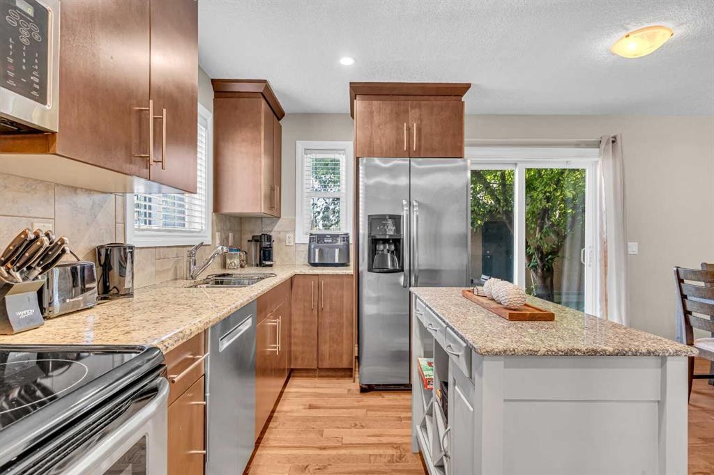 2-821 Mcdougall Road Ne, Calgary, AB - Indoor Photo Showing Kitchen With Stainless Steel Kitchen With Upgraded Kitchen