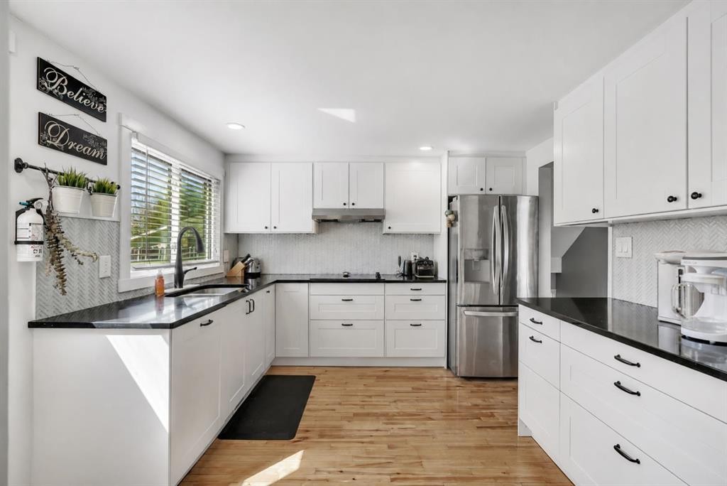 12 Oakvale Place Sw, Calgary, AB - Indoor Photo Showing Kitchen With Stainless Steel Kitchen With Upgraded Kitchen