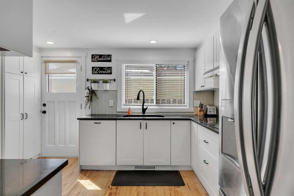 12 Oakvale Place Sw, Calgary, AB - Indoor Photo Showing Kitchen